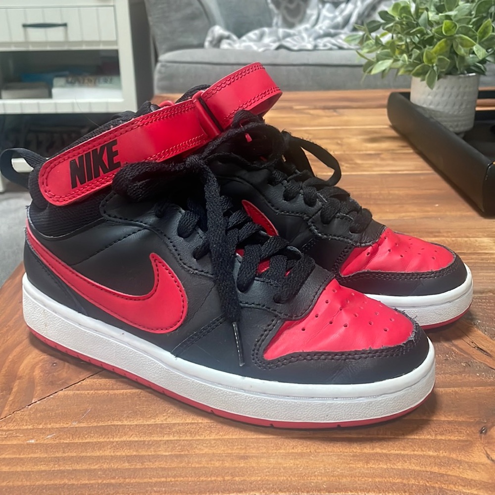 BOYS' NIKE LITTLE KID COURT BOROUGH MID 2 SNEAKERS. SIZE 3.5Y